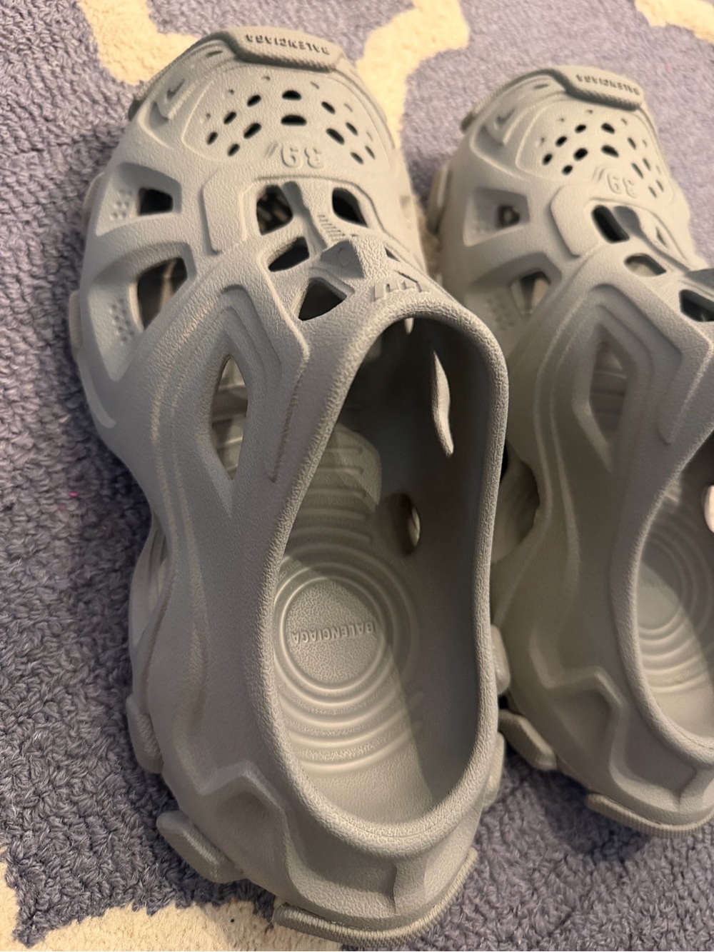 Balenciaga Foam Runner Slip-On in Light Gray sz 39 men/ fits sz 7-8 US.